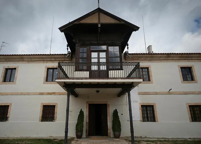 Casa Rural Palacio Conde De Aldana Con Piscina Entre Encinares Y Dehesas