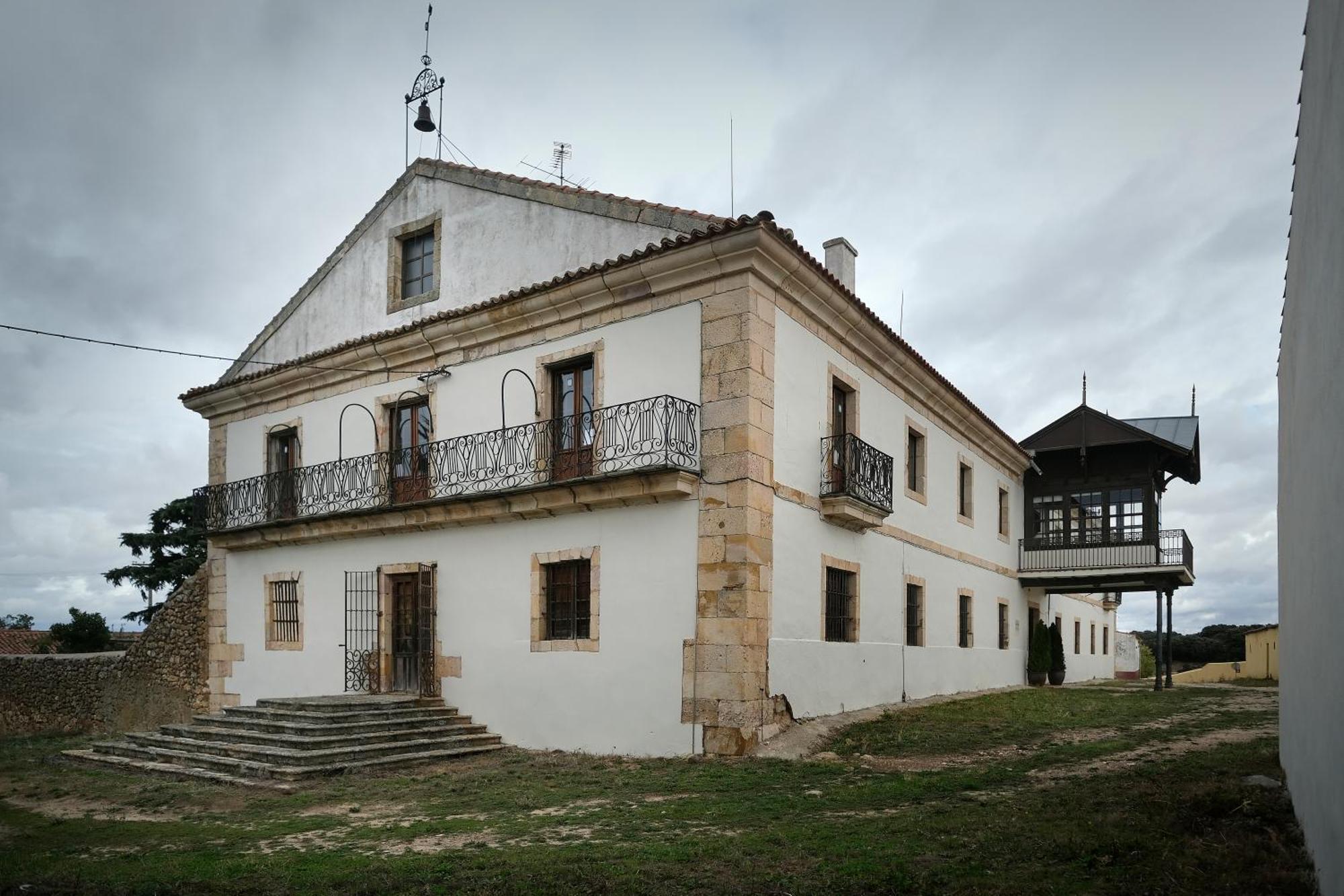 Palacio Conde De Aldana Con Piscina Entre Encinares Y Dehesas Holiday home *